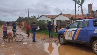 Photo of Conquista: Prefeitura resgata família que teve casa invadida por enxurradas