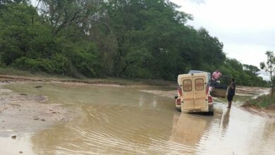 Photo of Após chuvas na região, ambulância atola na estrada