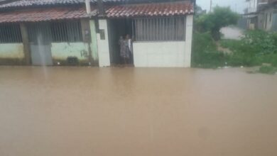 Photo of Alerta: Chuva forte alaga ruas, derruba casas e destrói pontes na região