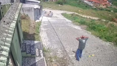Photo of Vídeo mostra momento em que carro desgovernado desce ladeira, bate em muro e capota