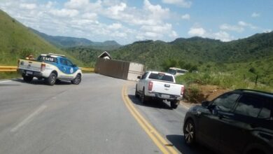 Photo of Fotos: Caminhão tomba na Serra do Marçal e pista é totalmente liberada depois de horas