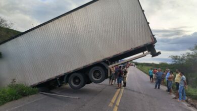 Photo of Caminhão fica atravessado em acidente na região