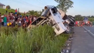 Photo of Vídeo: Carreta que transportava energéticos tomba e carga é saqueada