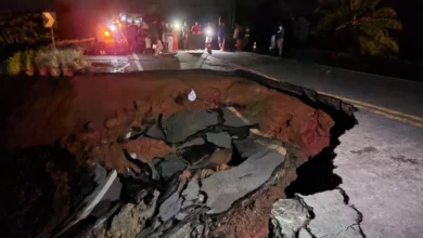 Photo of Chuva forte abre cratera gigante em rodovia no sul da Bahia