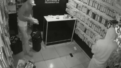 Photo of Vídeo mostra homens roubando loja de celulares em Conquista