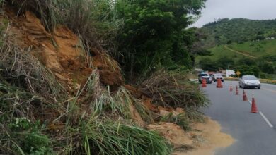 Photo of Susto na estrada: Vídeo mostra deslizamento de terra logo após a Serra do Marçal