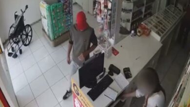 Photo of Vídeo: Homem assalta farmácia em Conquista e leva celulares e dinheiro