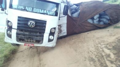 Photo of Acidente com caminhão em estrada da região