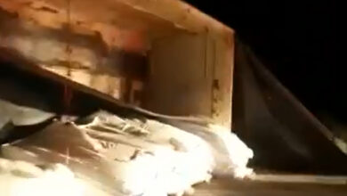 Photo of Vídeo: Carreta bitrem tomba, fica atravessada na pista e trava rodovia na região