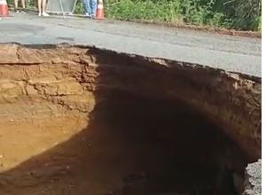 Photo of Perigo: Cratera é aberta em estrada da região e pista fica interditada; veja os vídeos