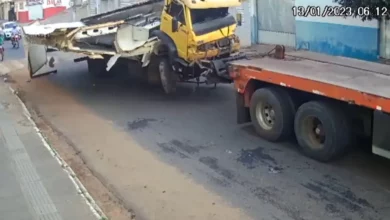 Photo of Vídeo mostra momento em que baú de caminhão desmonta e cai em avenida da região