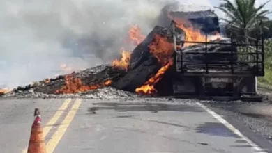 Photo of Carreta tem pane elétrica e pega fogo na estrada