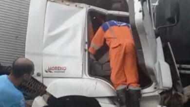 Photo of Vídeos: Caminhoneiro fica preso às ferragens após acidente entre duas carretas na BR-116 em Conquista; vítima foi identificada