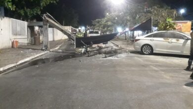 Photo of Conquista: Fiação de poste é atingida por caminhão, cai em carro e avenida fica interditada