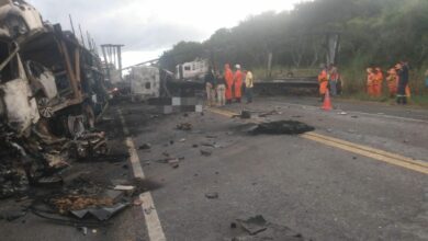 Photo of Fotos: Carretas pegam fogo e uma pessoa morre em grave acidente na BR-116 na região