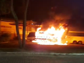 Photo of Fogo e correria em rodoviária; vídeo mostra chamas destruindo os veículos