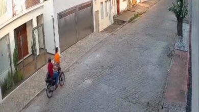 Photo of Vídeo mostra homem roubando bolsa de mulher na região