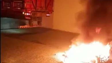 Photo of Moto explode e pega fogo após mulher sofrer acidente