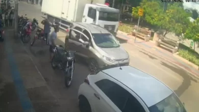 Photo of Região: Vídeo mostra momento em que homem morre após ser prensado entre carro e caminhão