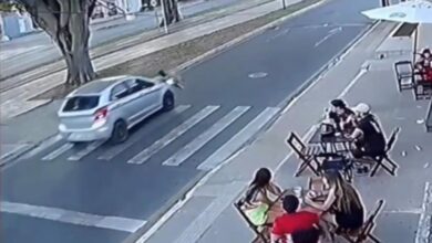 Photo of Vídeo: Idosa de 71 anos é socorrida após ser atropelada em faixa de pedestre em Conquista