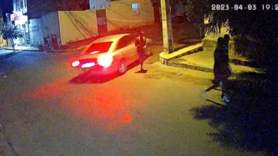 Photo of Vídeo: Carro desgovernado desce rua de ré e quase provoca uma tragédia na região