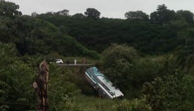 Photo of Ônibus da Camurujipe cai em ribanceira e deixa feridos