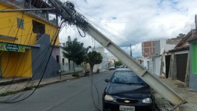 Photo of Vídeo: Poste cai em carro e deixa rua sem energia em Conquista