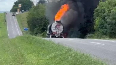 Photo of Carreta tanque pega fogo e deixa rodovia totalmente interditada
