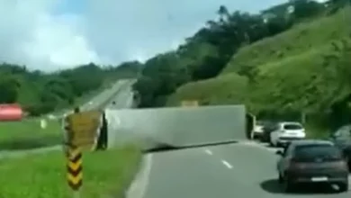 Photo of Caminhão do Correios fica atravessado na pista após grave acidente