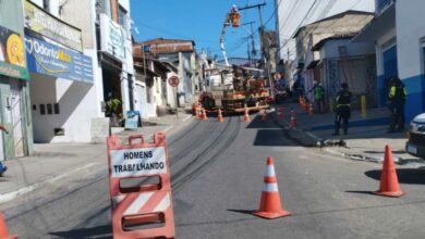 Photo of Conquista: Carro bate em poste e rua fica interditada