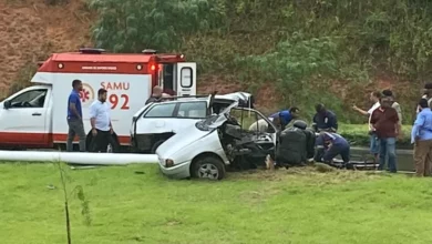 Photo of Carro parte ao meio após grave acidente