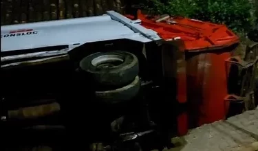 Photo of Caminhão do lixo se envolve em grave acidente na rua Itapetinga