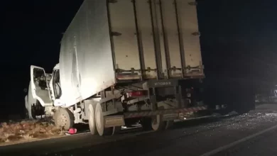 Photo of Grave acidente deixa dois mortos e caminhoneiro preso às ferragens na região