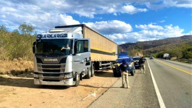 Photo of Região: Caminhão com produtos da Nestlé se envolve em acidente, homens saqueiam carga e acabam presos