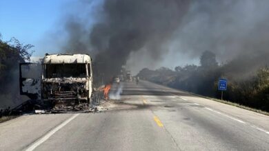 Photo of Vídeos: Caminhão pega fogo e fica destruído na BR-116 na região
