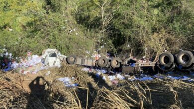 Photo of Vídeo: BR-116 travada após carreta cair em ribanceira na região
