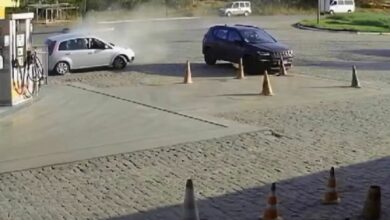Photo of Vídeo flagra carro batendo em posto de combustível após fugir de blitz da PRF