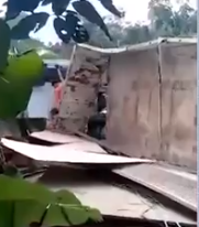 Photo of Carreta se envolve em acidente e carga de madeira mata motociclista