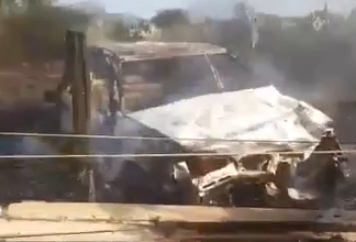 Photo of Vídeo: Carro bate em poste e pega fogo na região