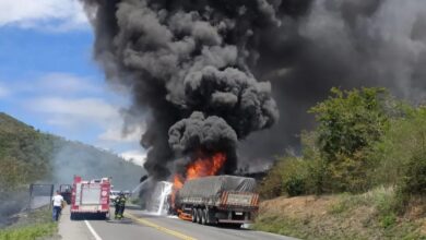 Photo of Fotos: Carreta pega fogo e trava BR-116 na região