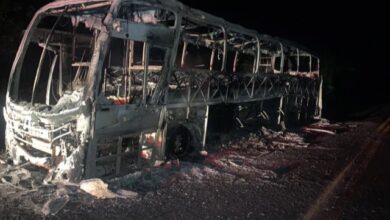 Photo of Ônibus do Exército pega fogo na região