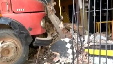 Photo of Acidente com caminhão desgovernado deixa bar destruído