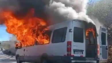 Photo of Região: Van pega fogo na estrada