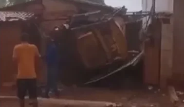 Photo of Susto na região: Trator cai de caminhão e atinge casa