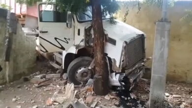 Photo of Vídeo: Carreta desgovernada invade área de escola na região