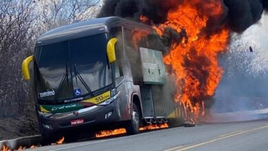 Photo of Vídeo: Ônibus com banda do cantor Matheus Fernandes pega fogo na BR-116