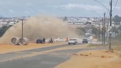 Photo of Vídeo: Máquina atinge adutora da Embasa em Conquista e abastecimento de água é interrompido