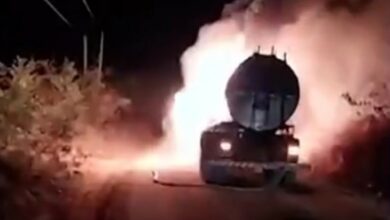 Photo of Caminhão-tanque pega fogo e explode no meio da estrada