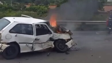 Photo of Vídeo: Carro pega fogo após acidente na BR-116 em Conquista