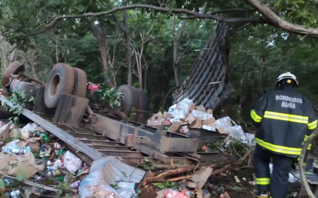 Photo of Caminhão cai em ribanceira e deixa dois mortos